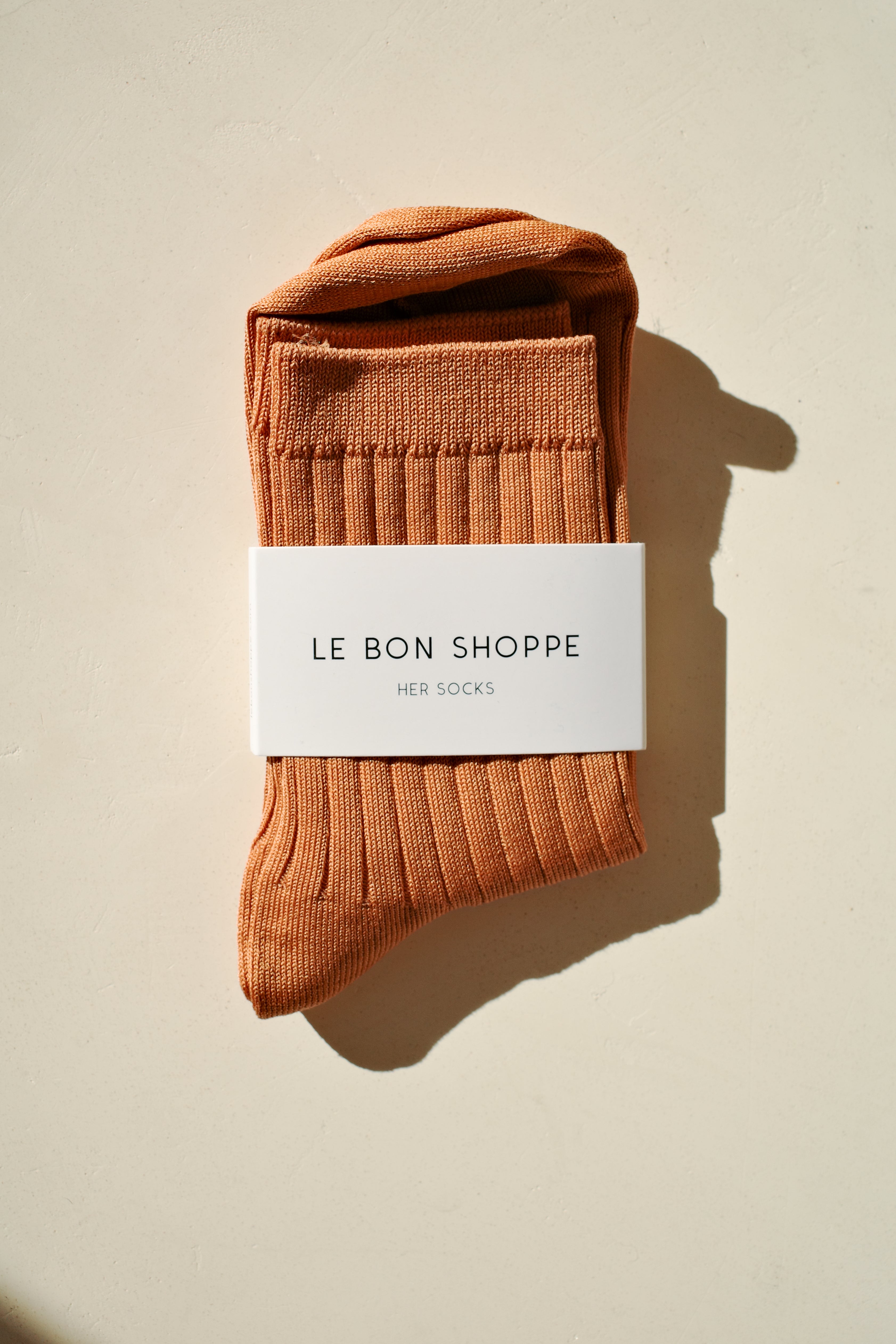 Ribbed short socks in terracotta.