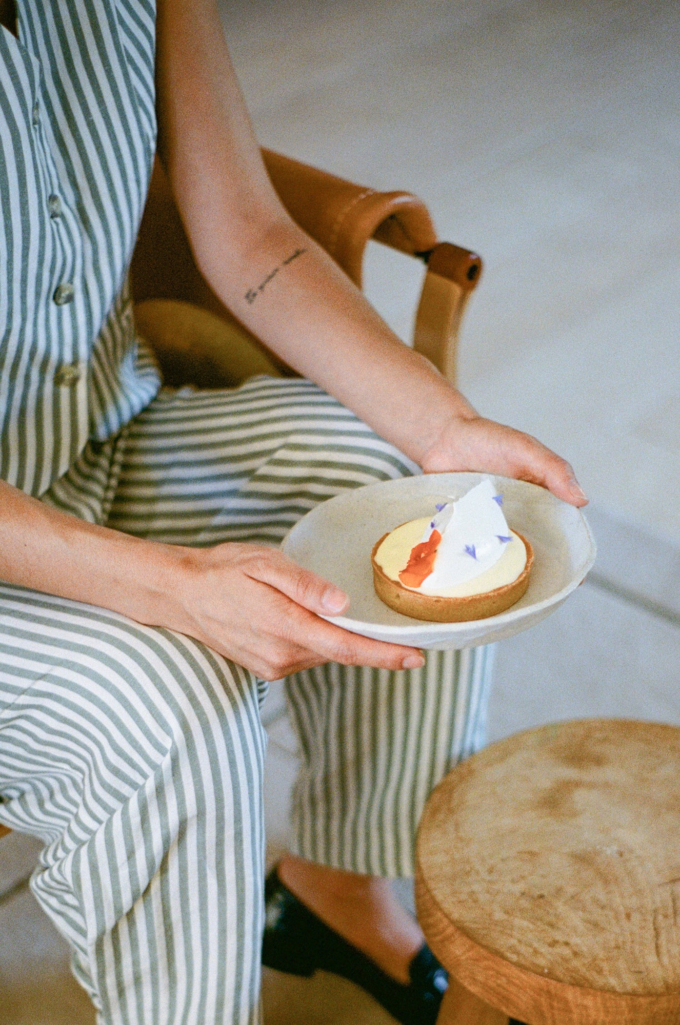 Model holds deep plate with pastry.