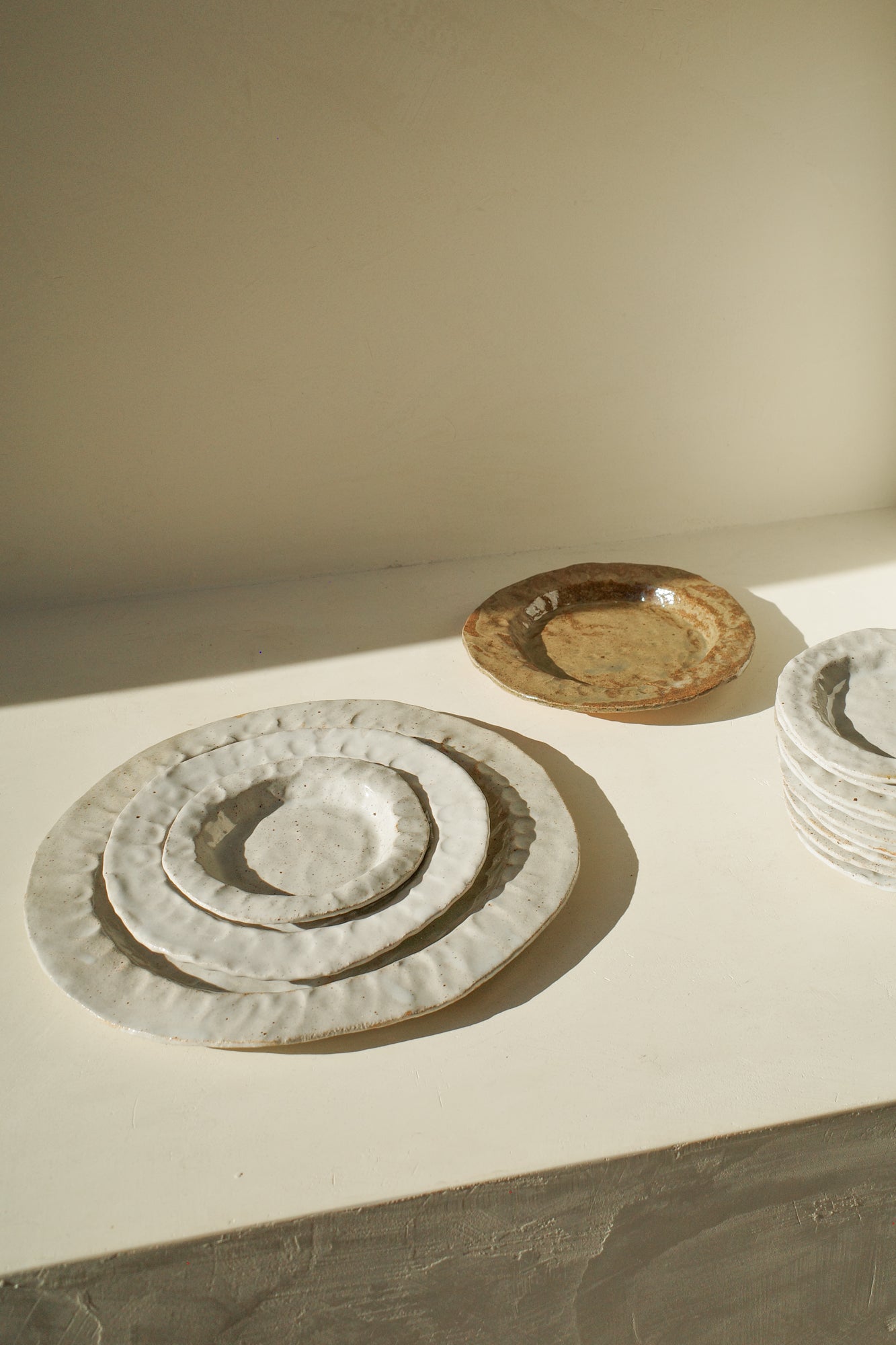 Plat in Chalk by Estudio Vernís